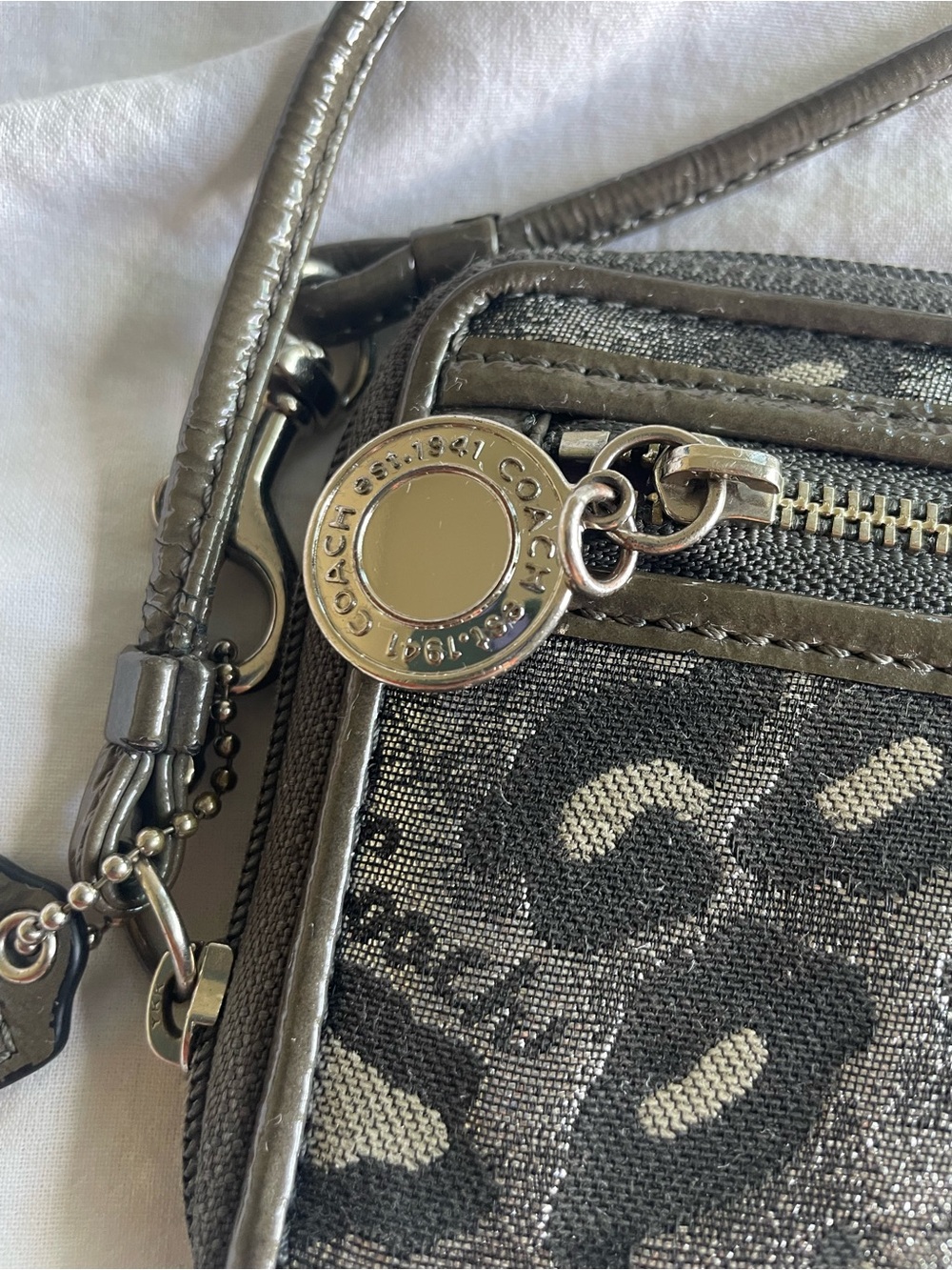 Vintage Y2K Coach Shimmery Metallic Gray & Black Ocelot Print Zip Around Wallet - Picture 2 of 9